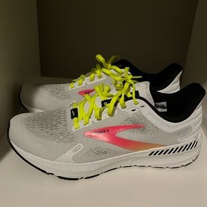 Women’s Brooks tennis shoes